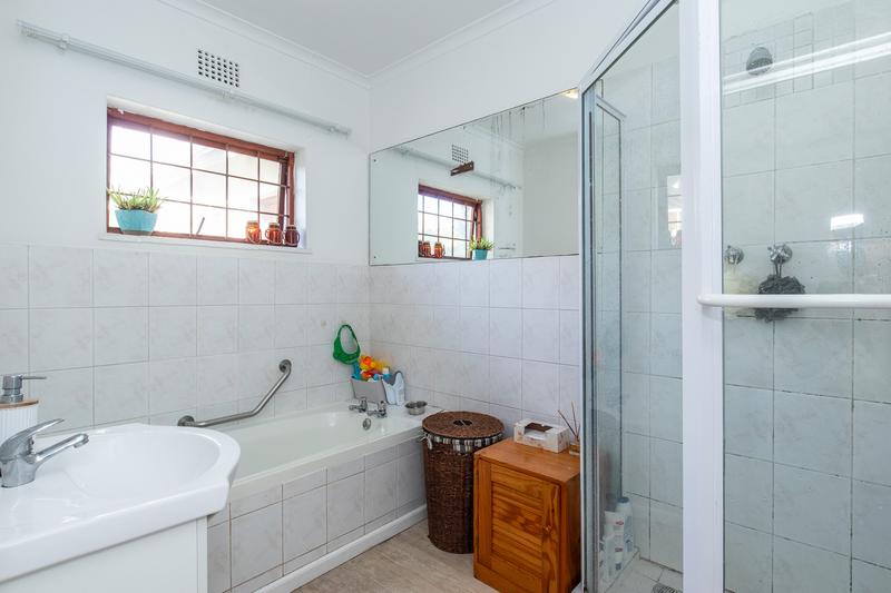 To Let 3 Bedroom Property for Rent in Meadowridge Western Cape